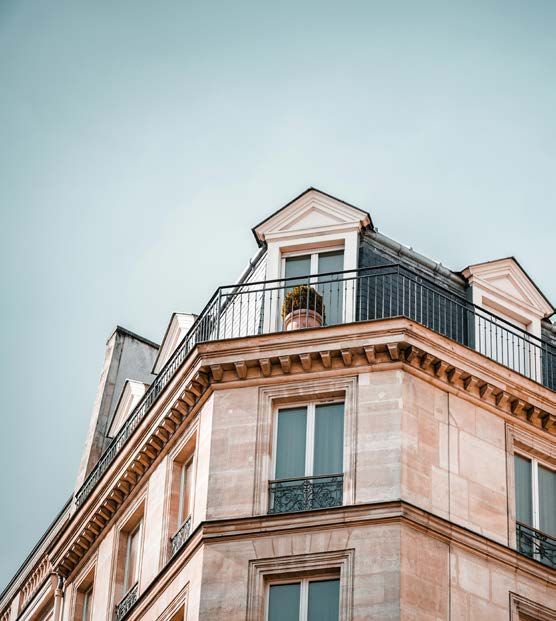Immeuble haussmannien, corniche et lucarnes