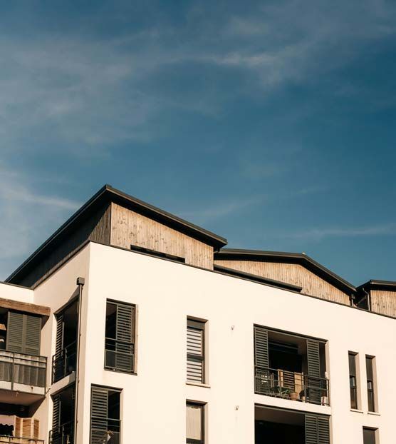 Résidence contemporaine, façade claire et bardage bois